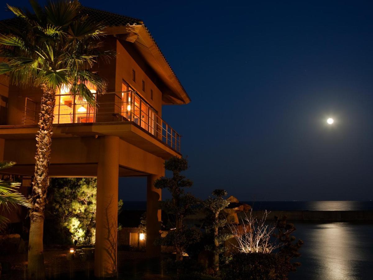 Отель Awaji Yumesenkei Sumoto Экстерьер фото